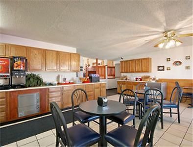 ホテル Super 8 Wichita East Kellogg レストラン 写真